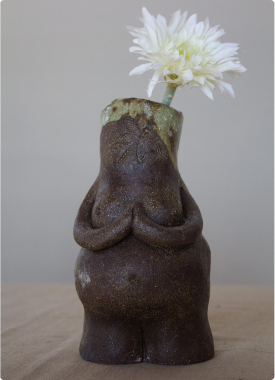 Pieza Meraki de cerámica artesanal con flor