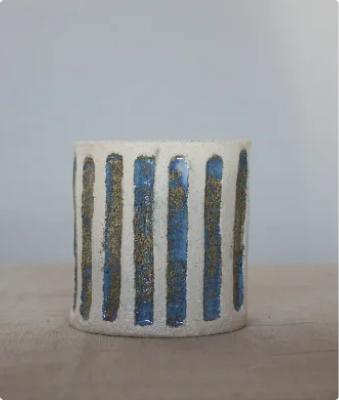 Taza de cerámica artesanal con rayas azules y verdes, vista frontal