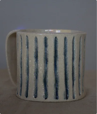 Taza de cerámica artesanal con rayas verticales, con asa