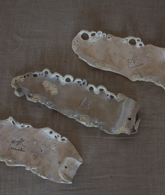 Porta inciensos de cerámica artesanal en tono crema, tres piezas