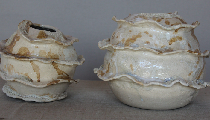 Dos jarrones de cerámica artesanal de forma redondeada con esmalte crema