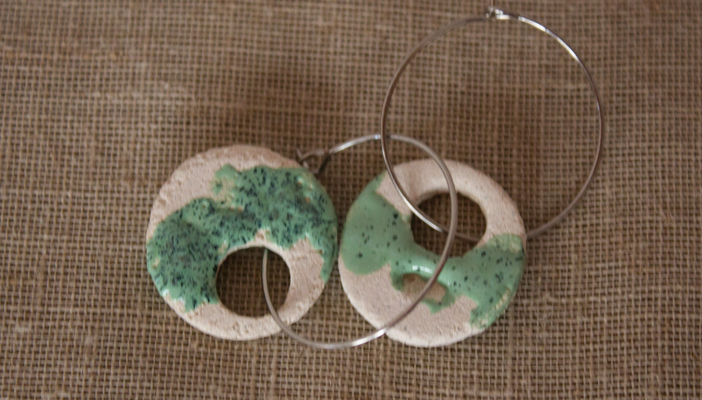 Pendientes de aro de cerámica artesanal con esmalte verde