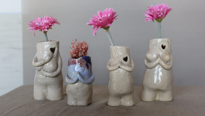 Cuatro merakis de cerámica artesanal con flores rosas