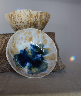 Boles de cerámica artesanal con esmalte azul y blanco sobre madera